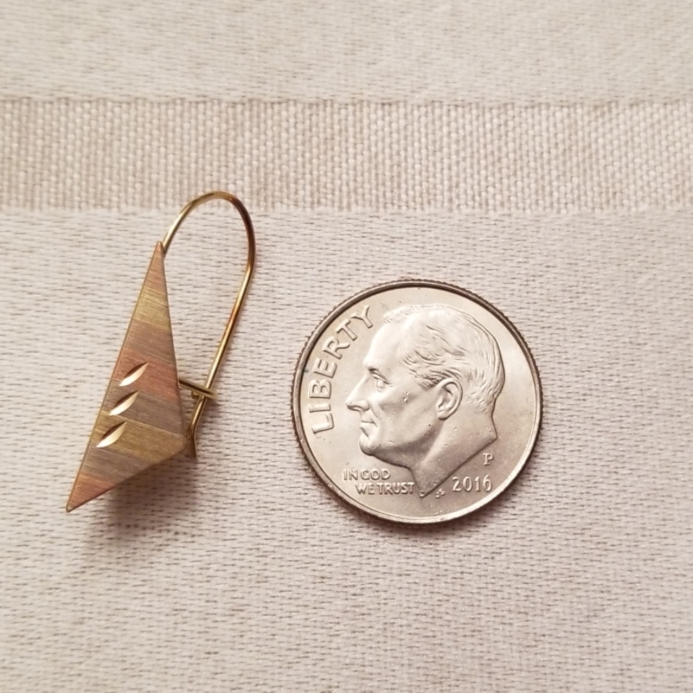 Tri-gold geometric earrings - Picture 5 of 6